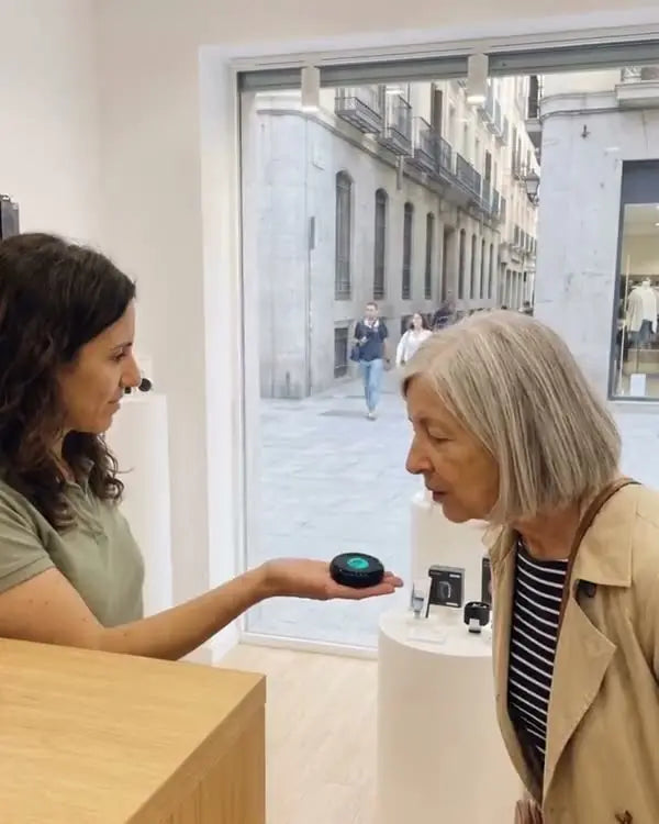 Escena ilustrativa: conversación en una tienda con el dispositivo ZNP