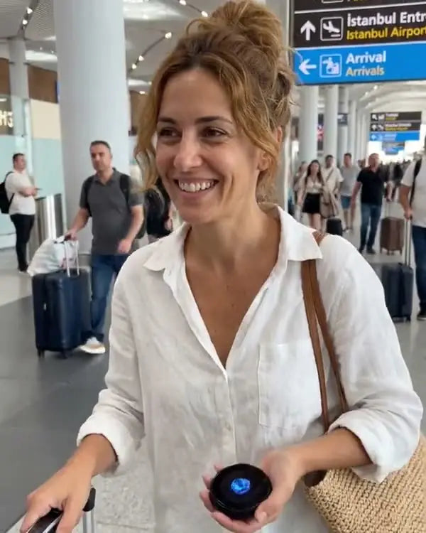 Escena ilustrativa: viajera con el dispositivo ZNP en un aeropuerto