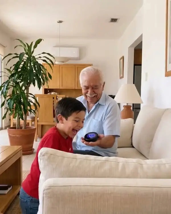 Escena ilustrativa: un abuelo y un niño conversan con ayuda del dispositivo ZNP